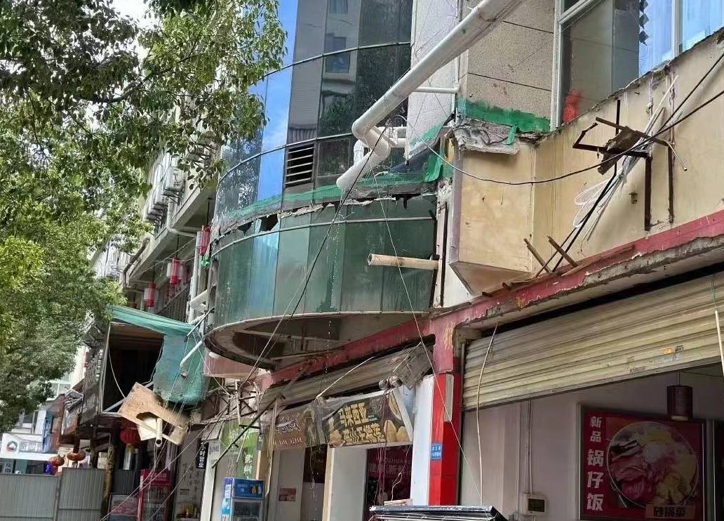 广告牌坠落后续：当事人宝妈发声，2个孩子肚子饿，一口饭没吃上