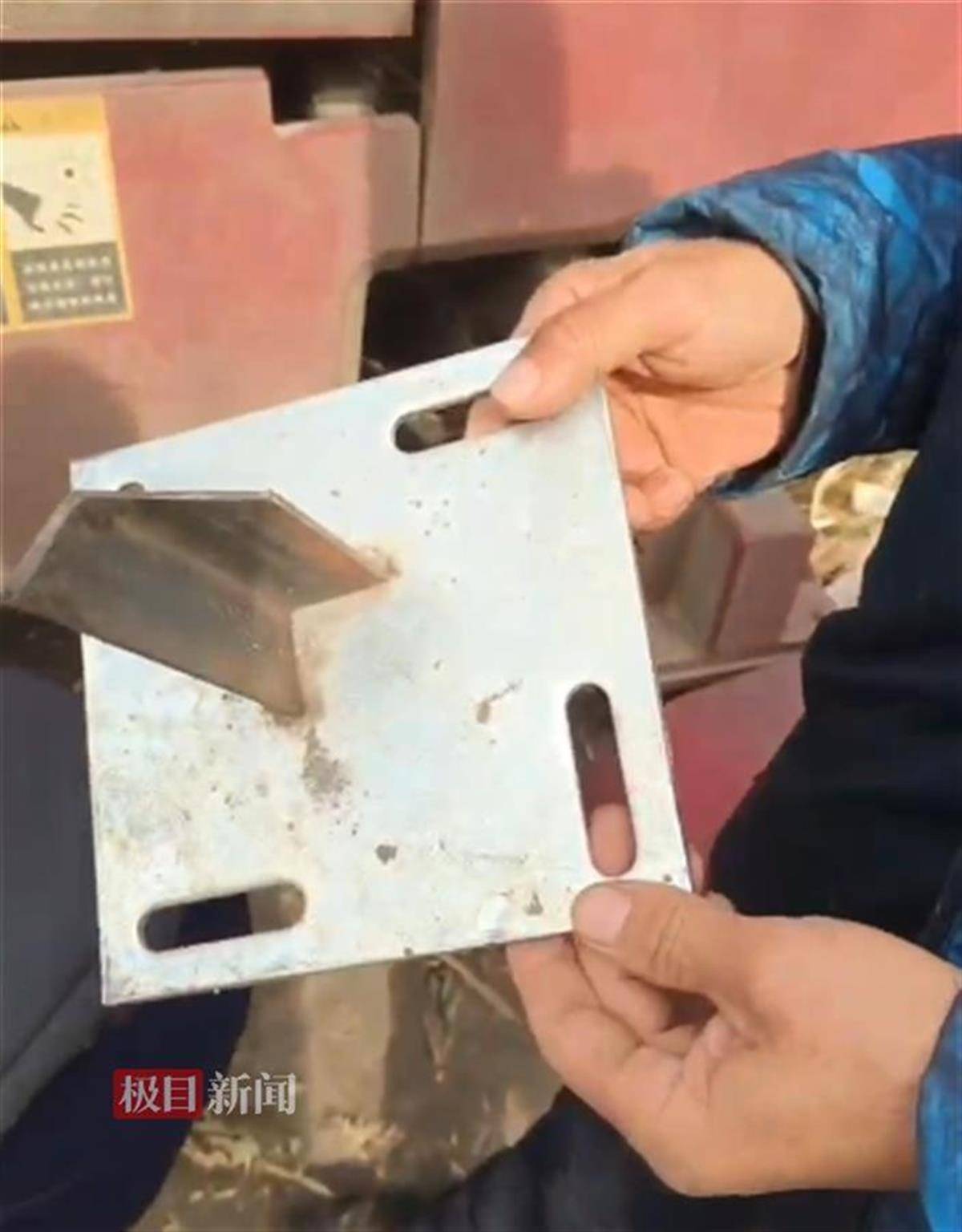 哈尔滨一村庄玉米地出现尖锐角铁致农机车胎被扎，当事老板：29日警方已抓到人，我比结婚还开心